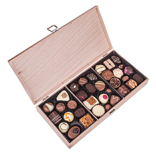 Merry Prestige - 30 handgefertigte Pralinen zu Weihnachten - Weihnachtspralinen in Holzkiste - Geschenk - Weihnachten… – Bild 2