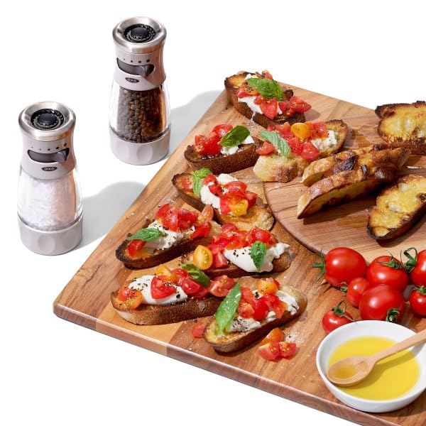 OXO Good Grips Contoured Mess-Free Pepper Grinder, Adjustable Ceramic Grinder with Five Settings, Black Pepper Mill for Home and Kitchen, Spice Tool and Kitchen Gadget