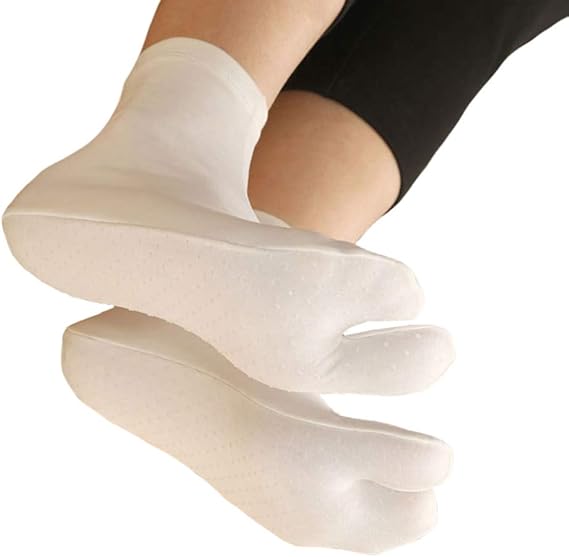 Amazon Co Jp 足袋 ストレッチ レディース 足袋カバー 滑り止め付き 白足袋 黒足袋 Sksk 靴下 成人式 結婚式 コスプレ 白厚手 22 25cm 服 ファッション小物