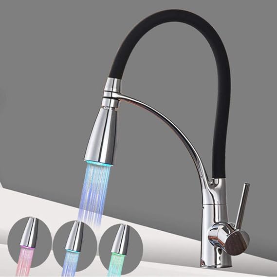 El Grifo Del Fregadero De La Cocina De Níquel Cepillado Tira Hacia