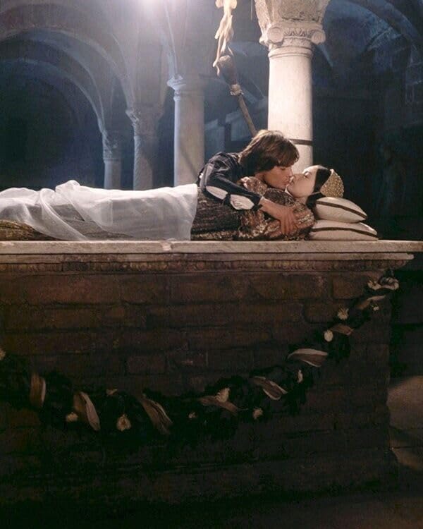 Photographs - Romeo and Juliet 1968 Leonard Whiting kisses Olivia Hussey 8x10 Color Photo