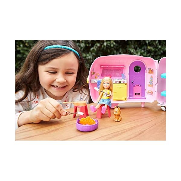 Barbie Chelsea Serie, Chelsea Auto und Camper Set mit 10+ Barbie Camping Accessoires, 1x Chelsea Puppe, Teal Auto und Pink Mini Camper, Geschenke für Kinder ab 3 Jahren,FXG90 – Bild 3