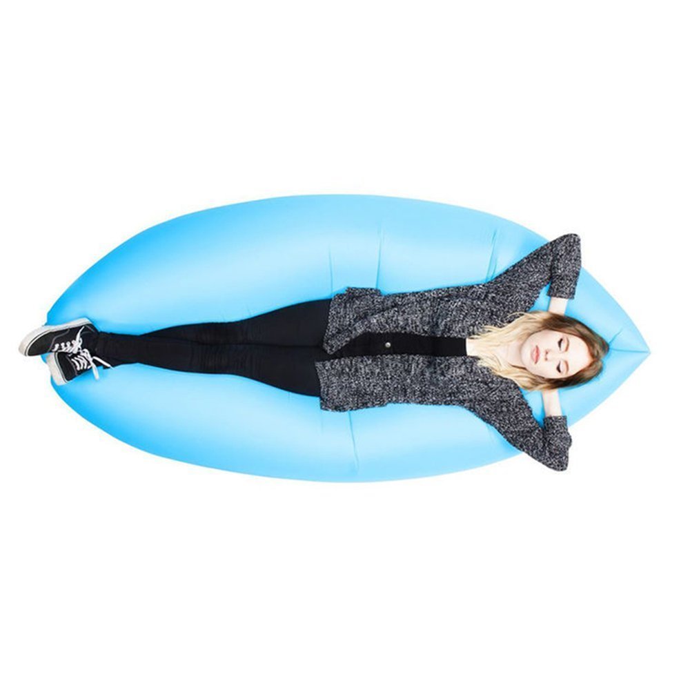 Donna stesa su un lettino gonfiabile di colore blu Lettino gonfiabile