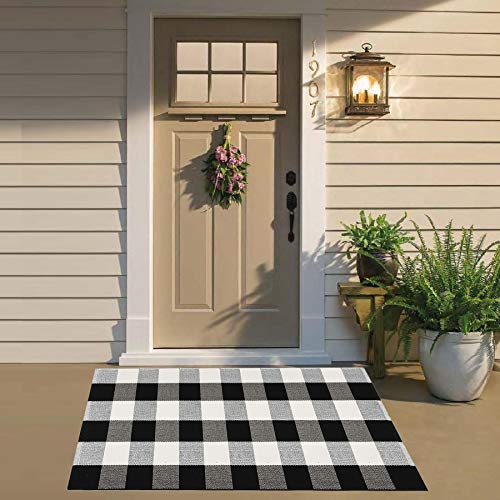 WDong Buffalo Plaid Outdoor Rug, 23.5"x35.5" Woven Washable Black and White Outdoor Rug