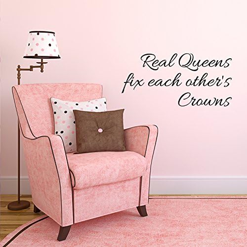 Amazon Com Real Queens Fix Each Others Crowns Women S