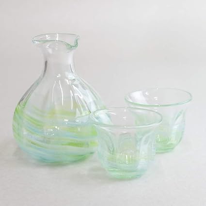 Amazon Co Jp 酒器セット とっくり おちょこ セット かわいい 日本酒 酒器 盃 冷酒グラス ぐい呑み 琉球ガラス グラス さざ波モールおちょこ2個 徳利1個セット 緑 ホーム キッチン