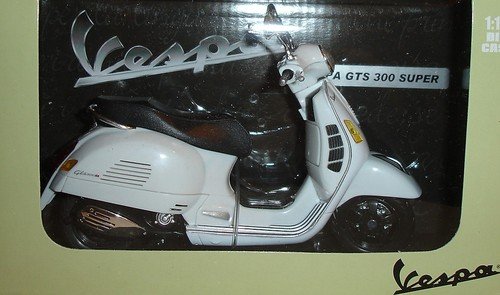 1:12 Scale Vespa GTS 300 Super White Diecast Motorcycle Model