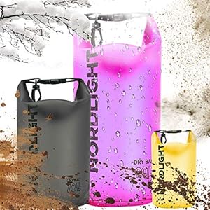 Nordlight Dry Bag 2L Wasserdichter Beutel - (Schwarz) Wasserdichter Packsack Mit Roll Top Verschluss Und Schultergurt | Schwimmen, Baden, Strand, Kanu, Stand Up Paddling, Tauchen 4 Schnorchelmasken 51tmHcKYqCL. SS300 ✅ ANWENDUNG: Sie planen einen Ausflug aufs Wasser? Verstauen Sie Handy, Smartphone, Geldbeutel und Ausweis sicher im wasserdichten Outdoor Dry-Bag! Der Inhalt bleibt garantiert trocken. Und mit dem Karabinerhaken am Verschluss können Sie die Tasche auf sportlichen Wasserfahrten sicher befestigen.
✅ BESONDERHEITEN: Mit einem Volumen von 2 L, 5 L, 10 L oder 20 L können Sie Ihr Gepäck bequem verstauen. Die 5 L, 10 L und 20 L Taschen verfügen zusätzlich über einen praktischen Tragegurt. Aus hochwertiger, kratzfester PVC-Plane, die durch Heißversiegelung wasserdicht wird. Stylisch, kompakt und ultraleicht.
✅ LIEFERUMFANG: Robuster, wasserdichter Nordlight Trockensack mit Roll-Top-Verschluss und Clips, in verschiedenen Farben und Größen erhältlich: 2 L (25 x 18 x 18 cm, ohne Tragegurt), 5 L (34 x 29 x 29 cm, mit Tragegurt), 10 L (48 x 29 x 29 cm, mit Tragegurt), 20 L (56 x 37 x 37 cm, mit Tragegurt).