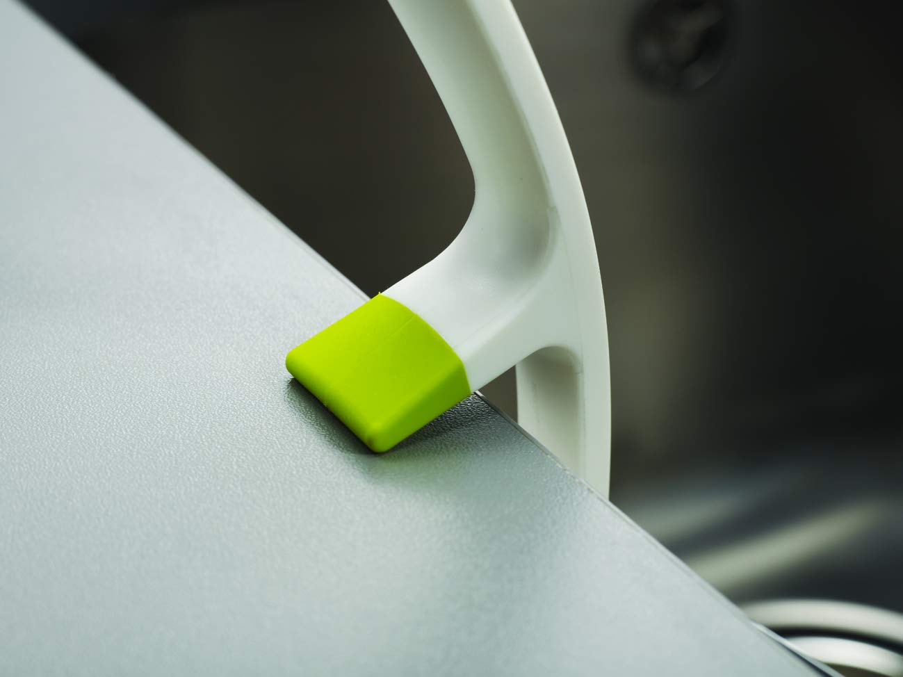 Joseph Joseph Edge Geschirrbürste, Abwaschbürste mit integrierter Ablagefunktion -dunkelgrau, 7x29x5 cm 4