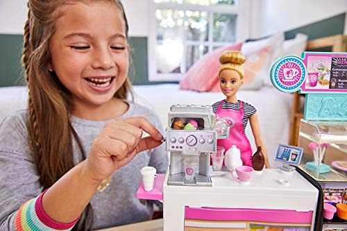 Barbie GMW03 - Naschcafé Spielset, kurviger Blonde (30,4 cm), +20 realistische Spielteile: Maschine, Milch, Sirup, Kaffeebecher, Wasserflaschen, Süßigkeiten, Snacks und mehr, ab 3 Jahren – Bild 4