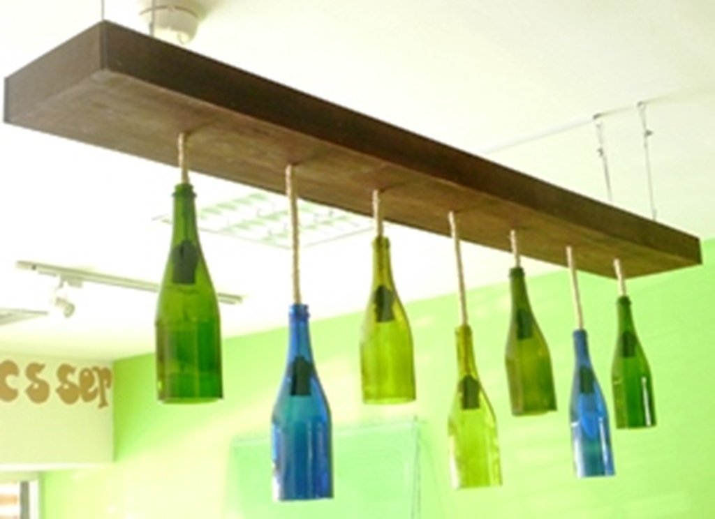 colgante con botellas de vino artesanal