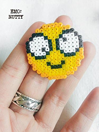 Hama pixel brooch - Emoticon: Nutty