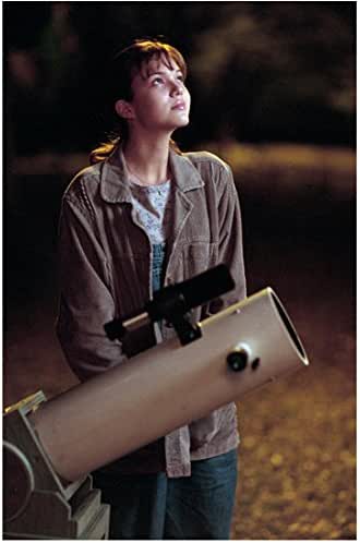 A Walk To Remember Mandy Moore As Jamie Gazing Skyward Near Telescope 8 X 10 Inch Photo At Amazon S Entertainment Collectibles Store