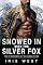 Livro Snowed In With The Silver Fox (Português): Um Romance de Enemies to Lovers, Diferença de Idade e Amor à Primeira Vista (Os Irmãos O'Connor de Blossom Ford Livro 7)