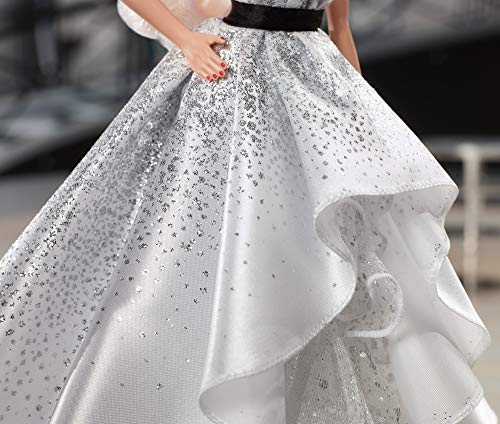 Barbie FXD88 Sammlerpuppe zum 60. Jubiläum, ca. 30 cm groß, blond, mit einem Kleid und einem Armband, die einem Diamanten nachempfunden sind – Bild 4