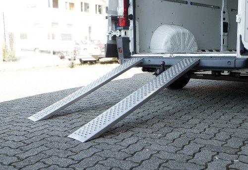 UNITEC Auffahrrampe Alu, Auto PKW Laderampe, Anhängerrampe, 2 Stück, besonders rutschsicher, bis zu 200 Kg / Stück Traglast, als Paar 400 Kg – Bild 3