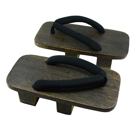 Sandalias geta de Japón. El calzado tradicional japonés hecho de madera.