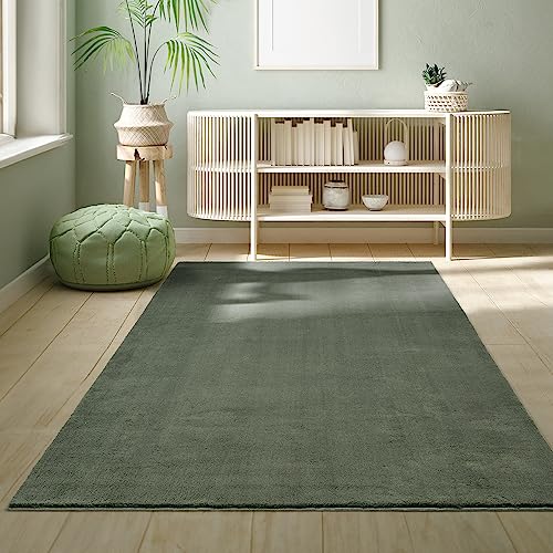 the carpet Relax kuscheliger Kurzflor Teppich, Anti-Rutsch Unterseite, Waschbar bis 30 Grad, Super Soft, Felloptik, Dunkelgrün, 200 x 280 cm