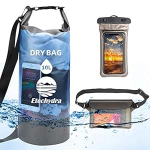 Schnorchelmasken 51yV c5UeDL. SS300 MUTIFUNKTIONAL DRY BAG RUCKSACK BEUTEL - Halten Sie alles trocken zum Schwimmen, Bootfahren, Kajakfahren, Rafting und Angeln, aber auch für Outdoor-Aktivitäten wie Camping, Wandern, Skifahren und Radfahren. Dry Bag Wasserdichter Packsack ist ein idealer Begleiter für verschiedene Aktivitäten und Ausflüge, insbesondere Wassersport und Schneesport. Machen Sie sich keine Sorgen über Schlamm- oder Schmutzflecken, wischen Sie einfach ab oder spritzen Sie etwas Wasser ab!
PROTABLE DRY BAG & EINFACH ZU BENUTZEN- Der Etechydra-Wasserdichte Taschen Packsack verfügt über eine breite Öffnung für einfaches Packen. Der verstellbare Rollverschluss und die Schnellverschlussschnalle erleichtern das Verschließen Ihrer Ausrüstung innerhalb von Sekunden. Legen Sie einfach Ihre Ausrüstung hinein, rollen Sie 3 bis 5 Mal nach unten und schließen Sie die Schnalle an, um die Abdichtung zu vervollständigen. Zur bequemen Aufbewahrung bei Nichtgebrauch flach zusammenfalten.
LICHT & LANGLEBIGER SCHWIMMENDER RUCKSACK - Unsere Dry Bag 20L Rucksack besteht aus durchscheinendem PVC-Material. Das High-Tech-Material ist extrem langlebig, wasserdicht und pannensicher und ermöglicht es Ihnen, die benötigten Artikel schnell zu finden. Wir haben unten ein Spleißdesign verwendet, um den Beutel zu verdicken und zu verstärken, um seine Tragfähigkeit zu erhöhen. Die Packsäcke sind leicht und faltbar, sodass Sie sie problemlos überall hin mitnehmen können.