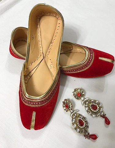 red bridal punjabi jutti