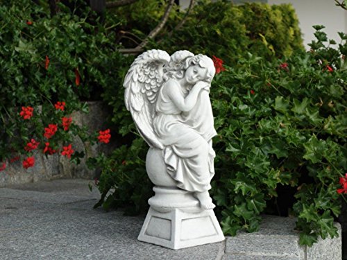 gartendekoparadies.de Engel auf Podest, Steinfigur H. 42 cm, 12 kg, Grau, frostsicher aus Steinguss für Außenbereich – Bild 3