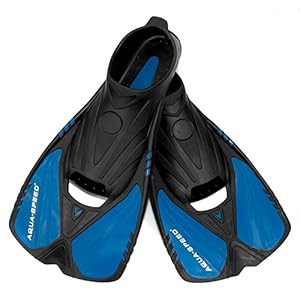 Schnorchelmasken 51z8VB9UgKL. SS300 Blau-schwarze, kurze Trainingsflossen mit ergonomisch geschlossenen Fersen, offenen Fußspitzen und Laschen an der Ferse für schnelles und einfaches Ausziehen.
Speziell für den Einsatz im Becken beim Schwimmtraining konzipiert. ACTION-Flossen sind die perfekte Wahl für Fitness- und Leistungsschwimmer.
Das starre Flossenblatt verursacht höheren Wasserwiderstand und hilft, Beine und Unterleib zu stärken. Anti-Rutsch-Gummi-Pads auf der Unterseite der Flosse bieten Grip auf nassen Bereichen rund um den Pool und die steife Sohle schützt vor Muskelkrämpfe in den Füßen.