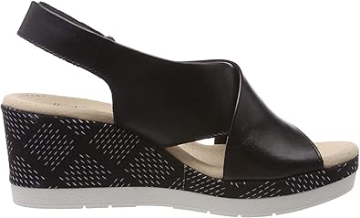 clarks closed toe sandals women's
