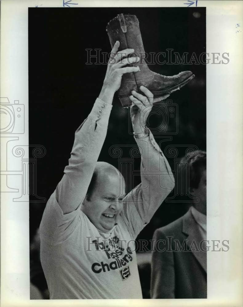 Historic Images - 1982 Press Photo Tom Curtis Raises Boot in Joy After Winning Dash for Cash