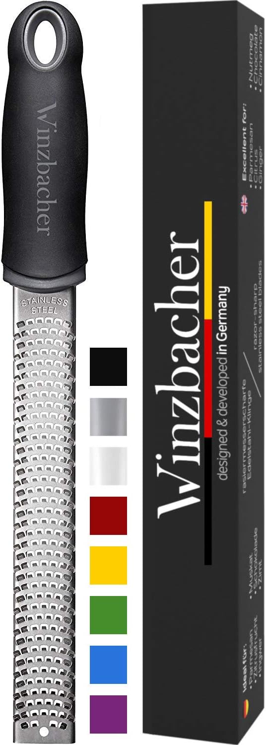 Winzbacher® - Premium Zester Reibe I Parmesanreibe, Zitronenreibe, Muskatnuss Reibe, Ingwerreibe u.v.m. I rasiermesserscharfe Edelstahl Klinge I Spülmaschinenfest I inkl. Schụtz & Reinigungsbürste