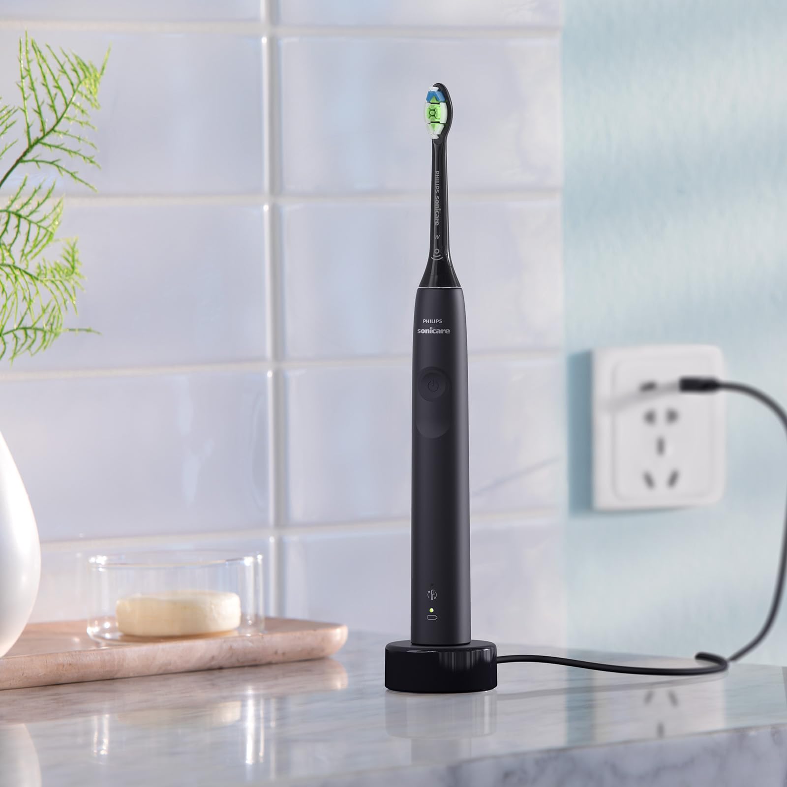 Philips Sonicare 4100 – elektrische Sonicare Zahnbürste für Erwachsene mit 1 x Philips W2 Optimal White Bürstenkopf in Schwarz, schlankem Reiseetui und USB-Ladegerät (Modell HX3683/54) 9