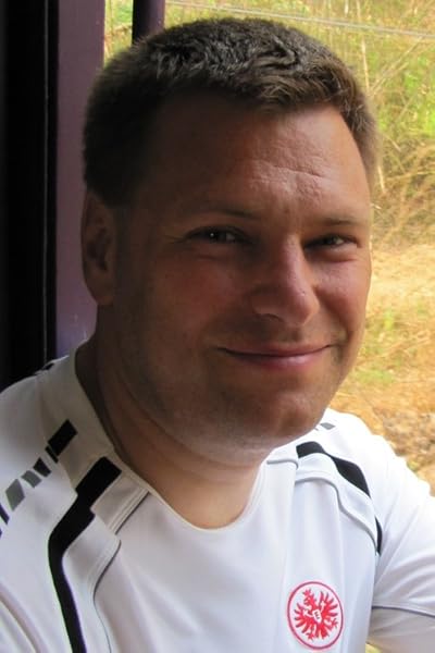 Mehr Als Nur Der 12 Mann Ein Streifzug Durch Die Fanszene Von Eintracht Frankfurt Amazon De Jorg Heinisch Bucher