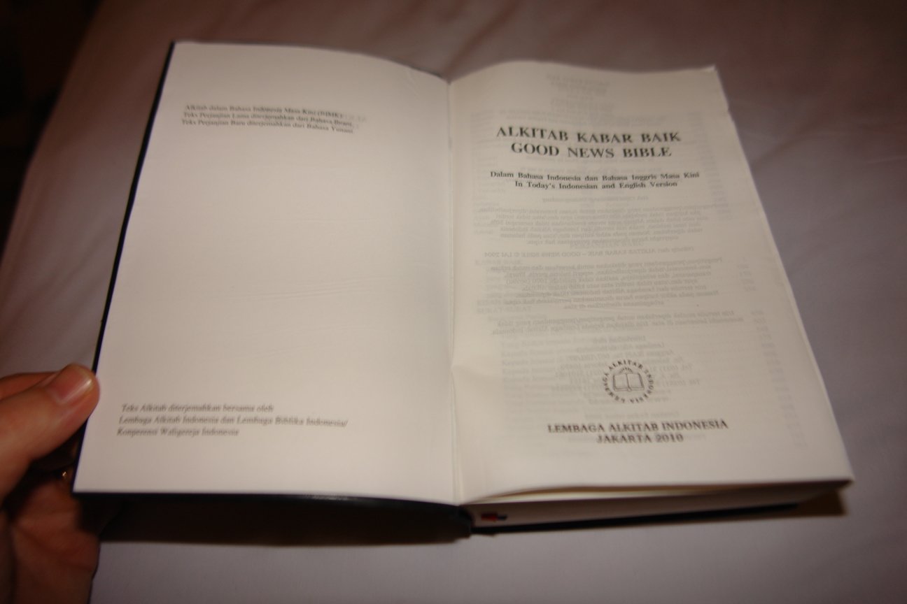 Indonesian English Bilingual Bible Black Cover Alkitab Kabar Baik Good News Bible Modern Today S Indonesian And English 062ti Thumb Indexed Bible Society 9789794632017 Amazon Com Books