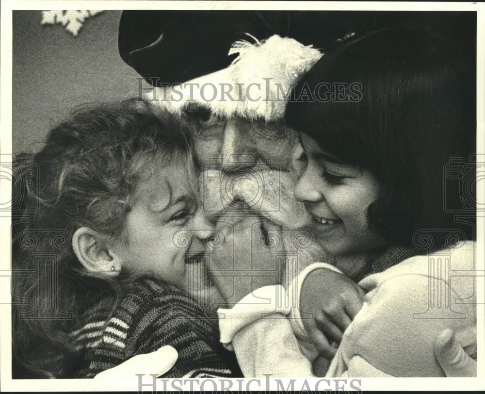Historic Images 1981 Press Photo Christmas Children Hug Santa at Holmes Department Store 8 x10 in