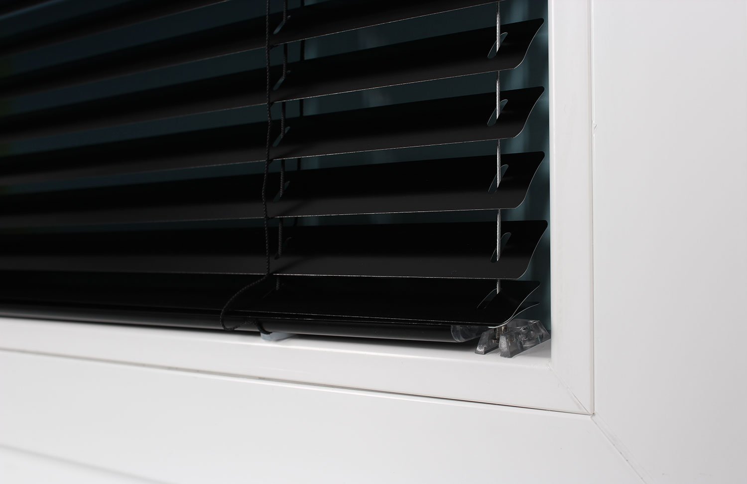 Bedienung: Wendestab und Zugschnur Montage: Festschrauben im Glasfalz