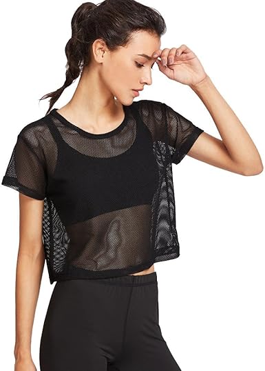 femme en t shirt transparent