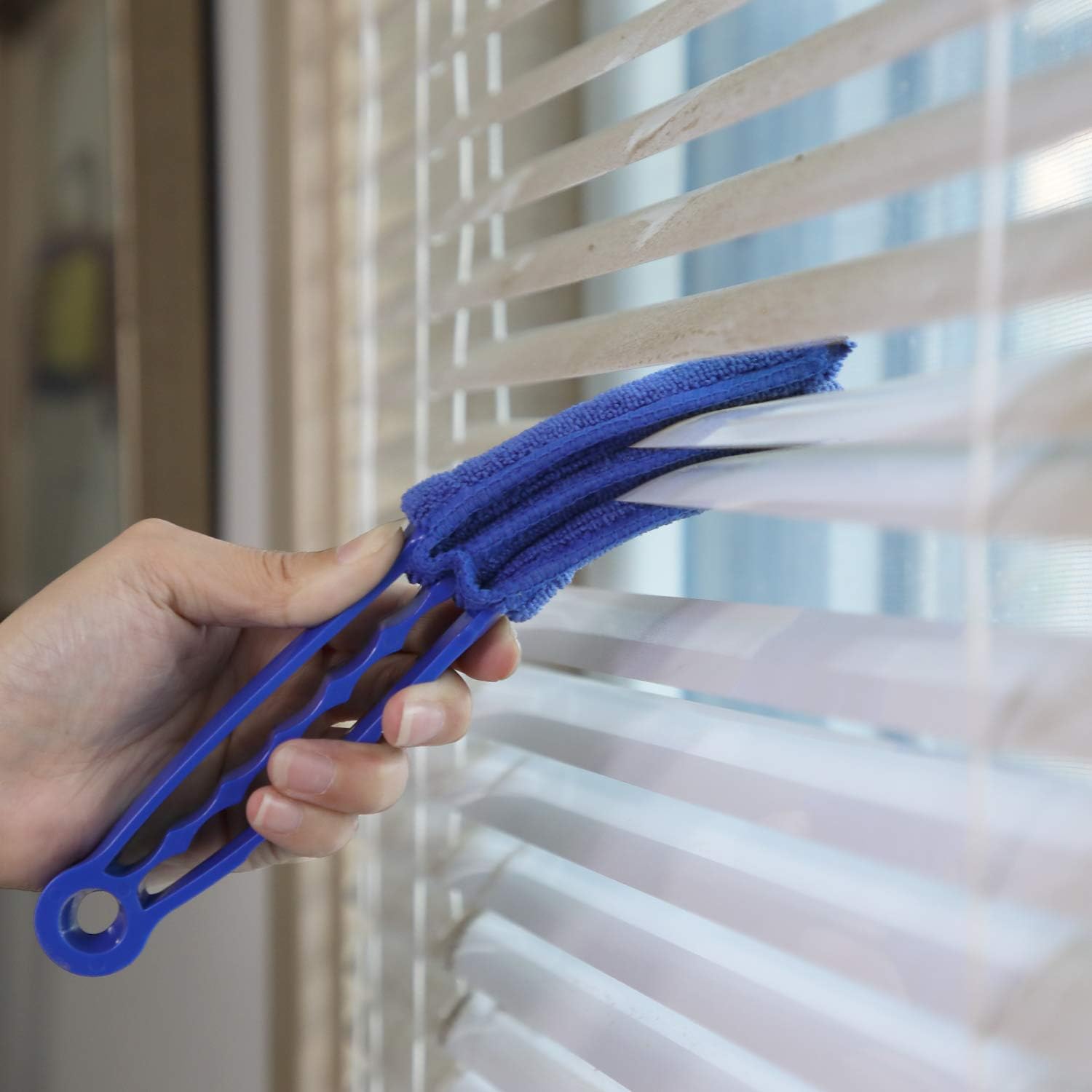 HIWARE Window Blind Cleaner Duster Brush with 5 Microfiber Sleeves - Blind Cleaner Tools for Window Shutters Blind Air Conditioner Jalousie Dust: Health & Personal Care