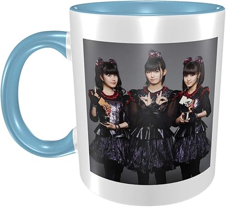 Amazon Co Jp マグカップ コーヒーカップ Babymetal ベビーメタル オフィスのティーカップ セラミック 陶器 330m柄 熱に強い 軽量 水筒 男性 女性ディック 寮 レストラン用 使い勝 手良い 水筒 おしゃれ 新品 可愛い 大容量 プレゼント ホーム キッチン