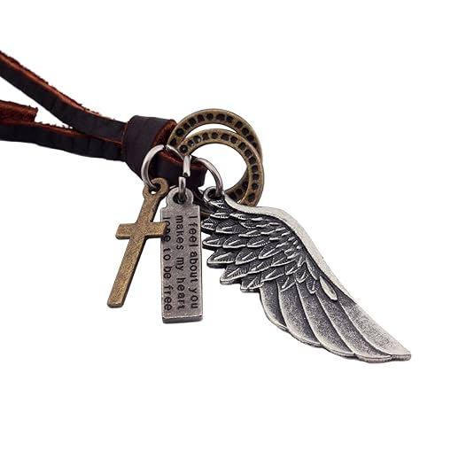 DonDon Herren Lederhalskette braun mit einem Flügel, Ringen, Kreuz und Schrift Tag in einem schwarzen Beutel