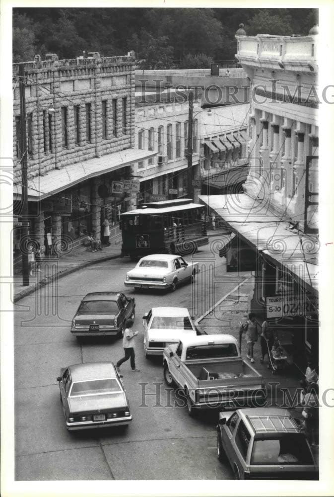 Historic Images - 1985 Press Photo Four Wheel Trolley on Main Street in Eureka Springs, Arkansas.