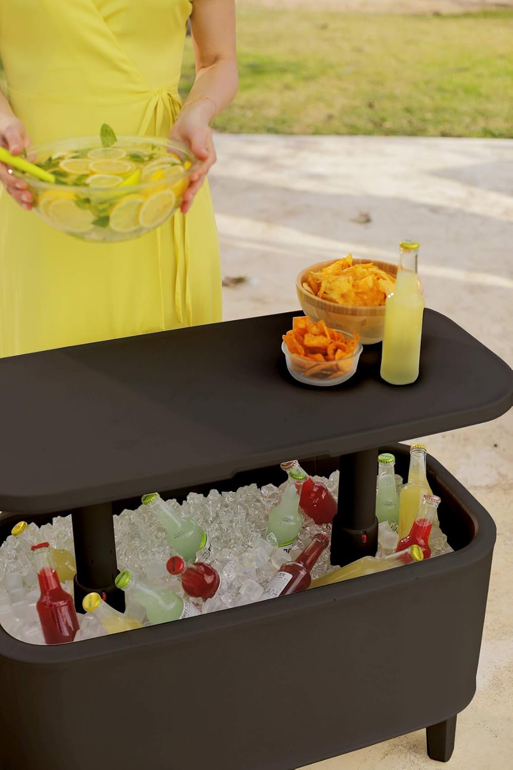 Amazon Com Keter Breeze Bar Outdoor Patio Furniture And Hot Tub Side Table With 17 Gallon Beer And Wine Cooler Espresso Brown Garden Outdoor