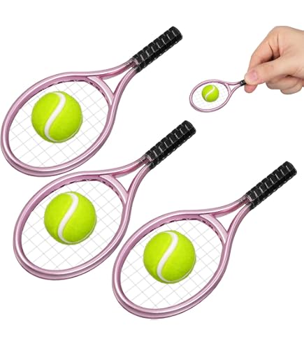Due Racchette E Due Palline Da Tennis Accanto Alla Rete Di Un Campo Da