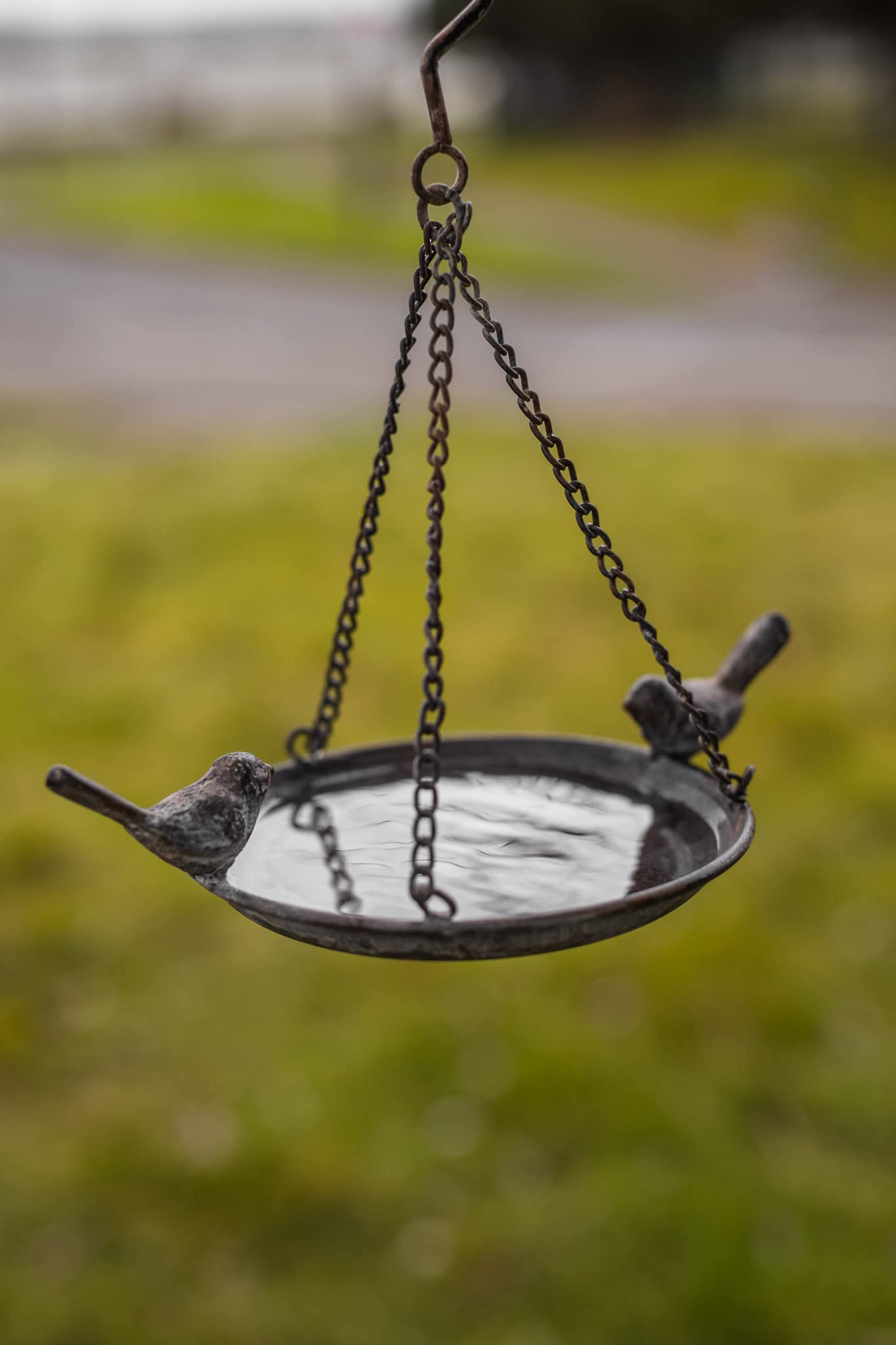 Garden Mile® Vintage Metal Hanging Chain Bird Feeder for Wild Birds | Rustic Antique Distressed Metal Bird Bath Table with Hanging Hook | Hanging Garden Decorations (Antique Tray Feeder)