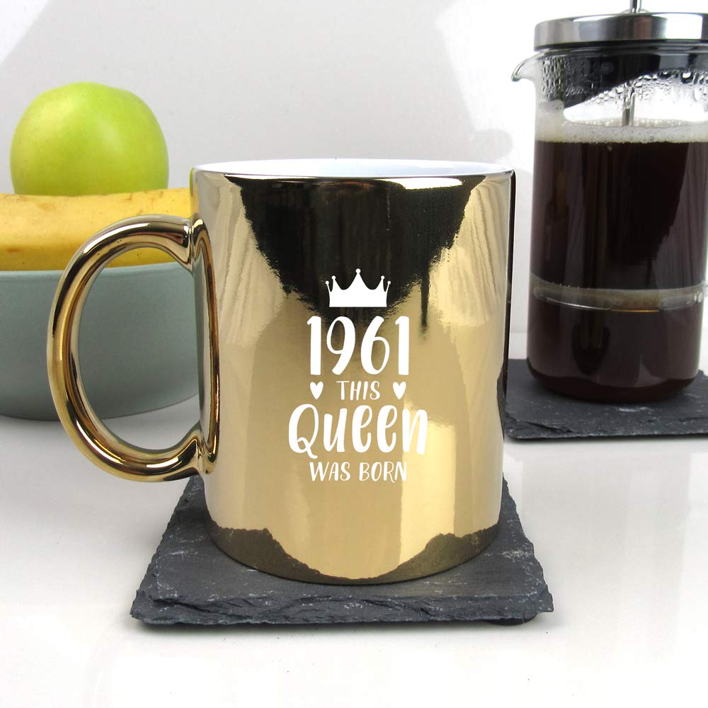 eBuyGB Gift for Mum Engraved Metallic Shiny Gold Coffee Mug-1961 This Queen was Born Design-350ml Tea Cup, 60th Birthday Women, Her, Ceramic