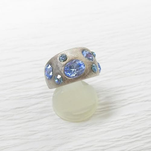 Amazon 指輪 幅広デコラタイプ 宝石みたいに散りばめられたストーン マットシルバーにブルー系色 コスチュームリング マットシルバー色台 14 5号サイズ O リング 通販