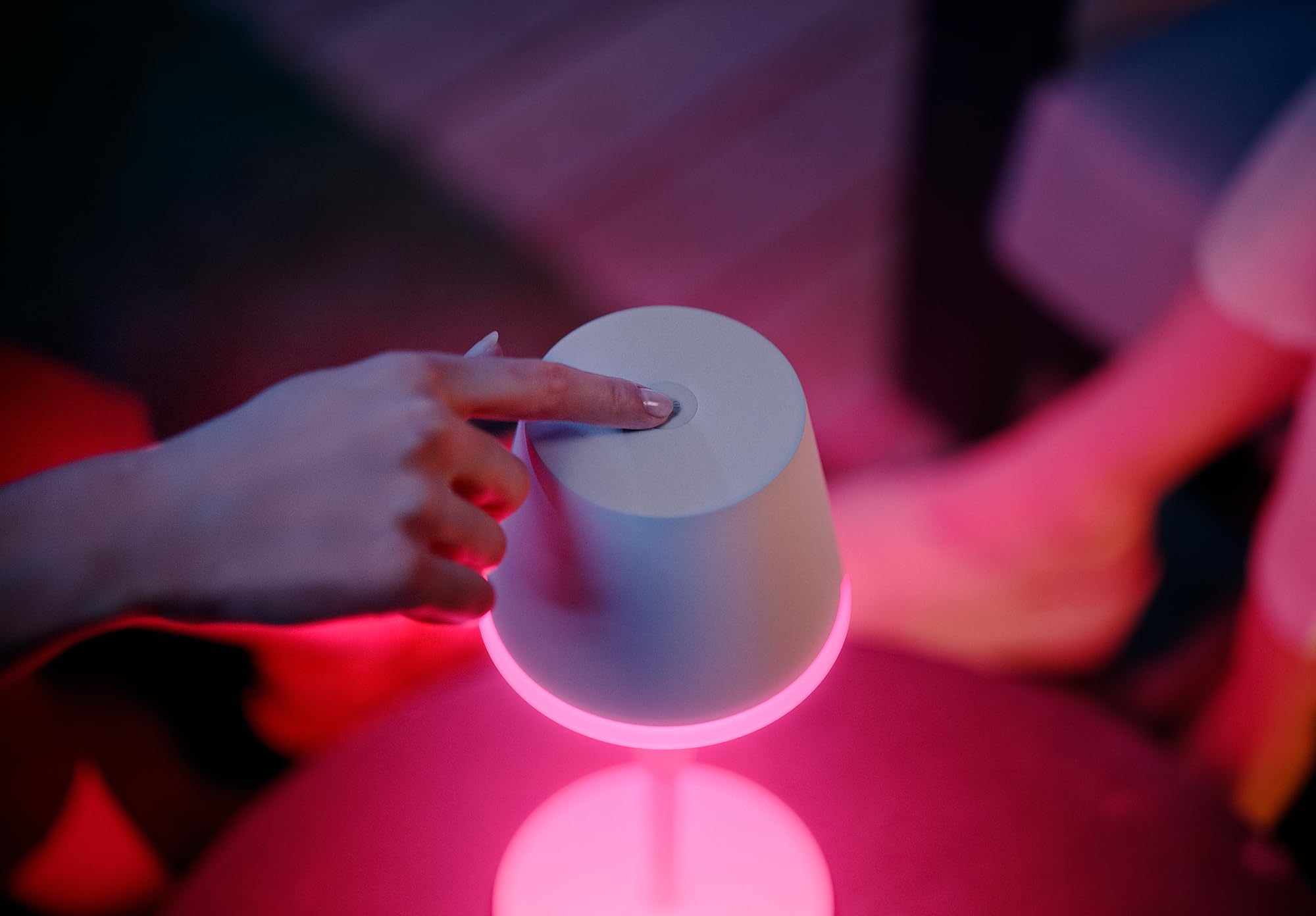 Philips Hue White & Color Ambiance Go Tragbare Tischleuchte (530 lm), dimmbare LED Leuchte für das Hue Lichtsystem mit 16 Mio. Farben, smarte Lichtsteuerung über Sprache oder App, weiß 3