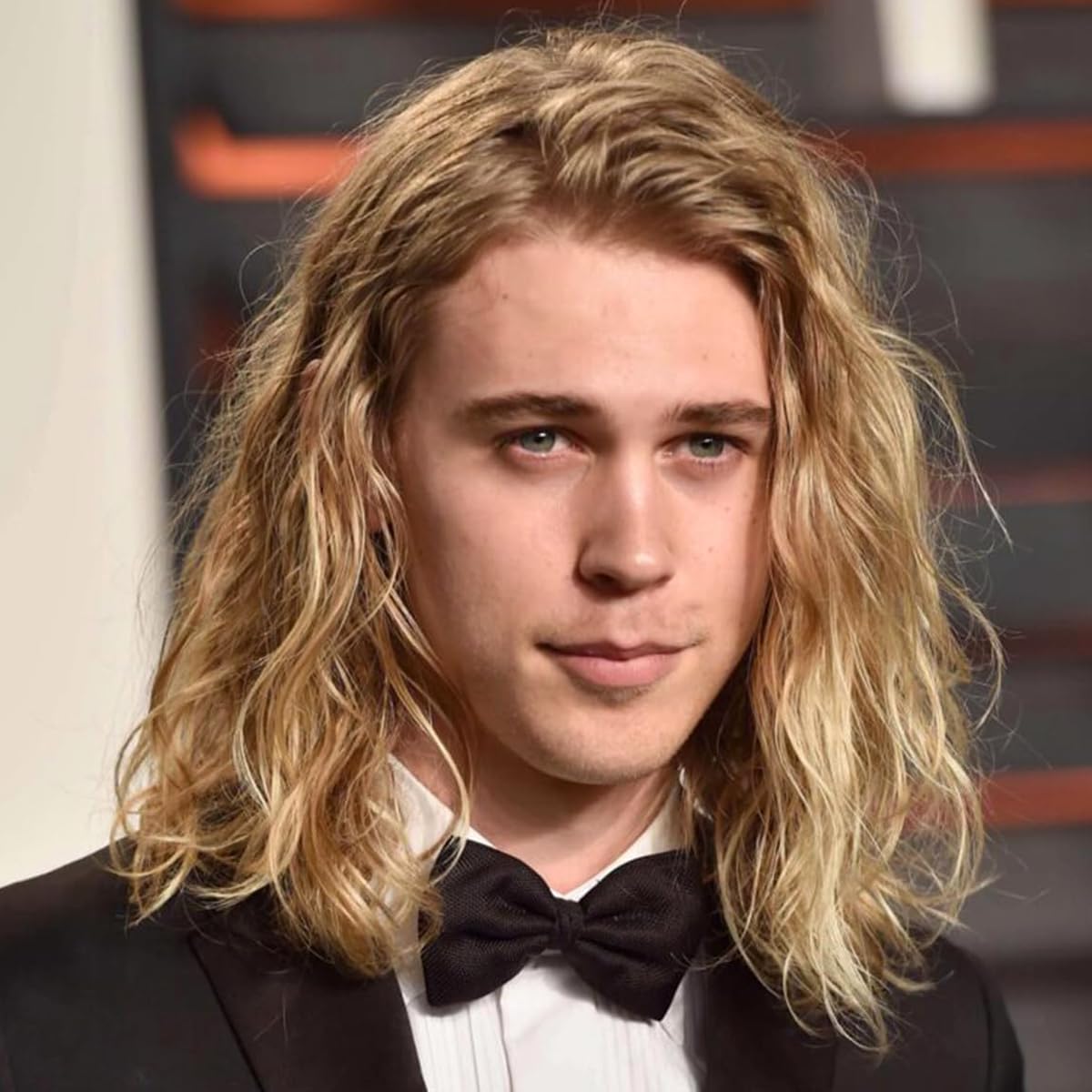 Qnbiar Long Blonde Wig Men Curly Middle Length Synthetic Hair for Male Cosplay Costume Wig — image 1