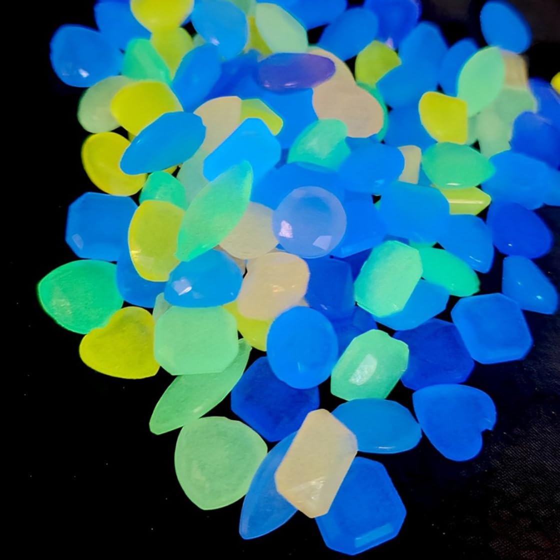 HyzaPhix 100pcs Aquarium Gravel Glow in Dark Stones Glowing Rocks Luminous Pebbles Crushed Stone Gravel for Succulents Bonsai Terrarium Vase Fillers Fish Tank Plant Pots Garden Décor (mixed color)