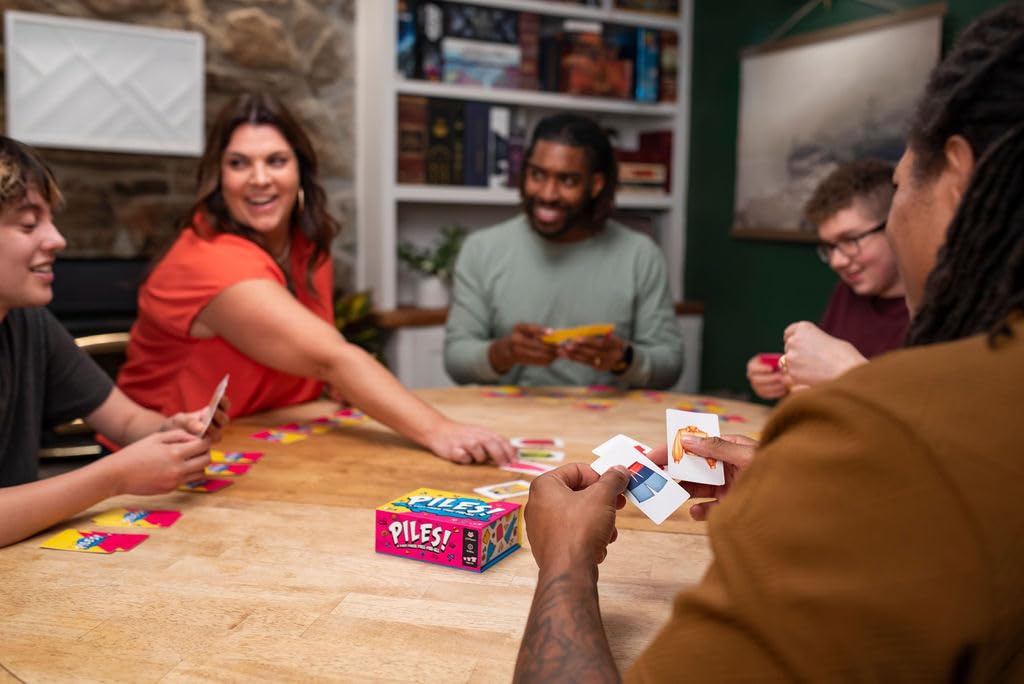 Game Factory 646073 Piles, schnelles Kartenspiel für 2 bis 8 Personen, rasantes Sammelspiel, Reaktionsspiel für Erwachsene und Kinder ab 8 Jahren, deutsche Edition 7