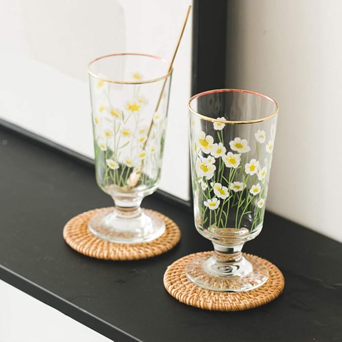 Amazon Co Jp リトルデイジーイラスト レトロ グラス 金メッキ縁 ガラス コップ 花柄 かわいい韓国風デザイン ゴブレット ホーム キッチン