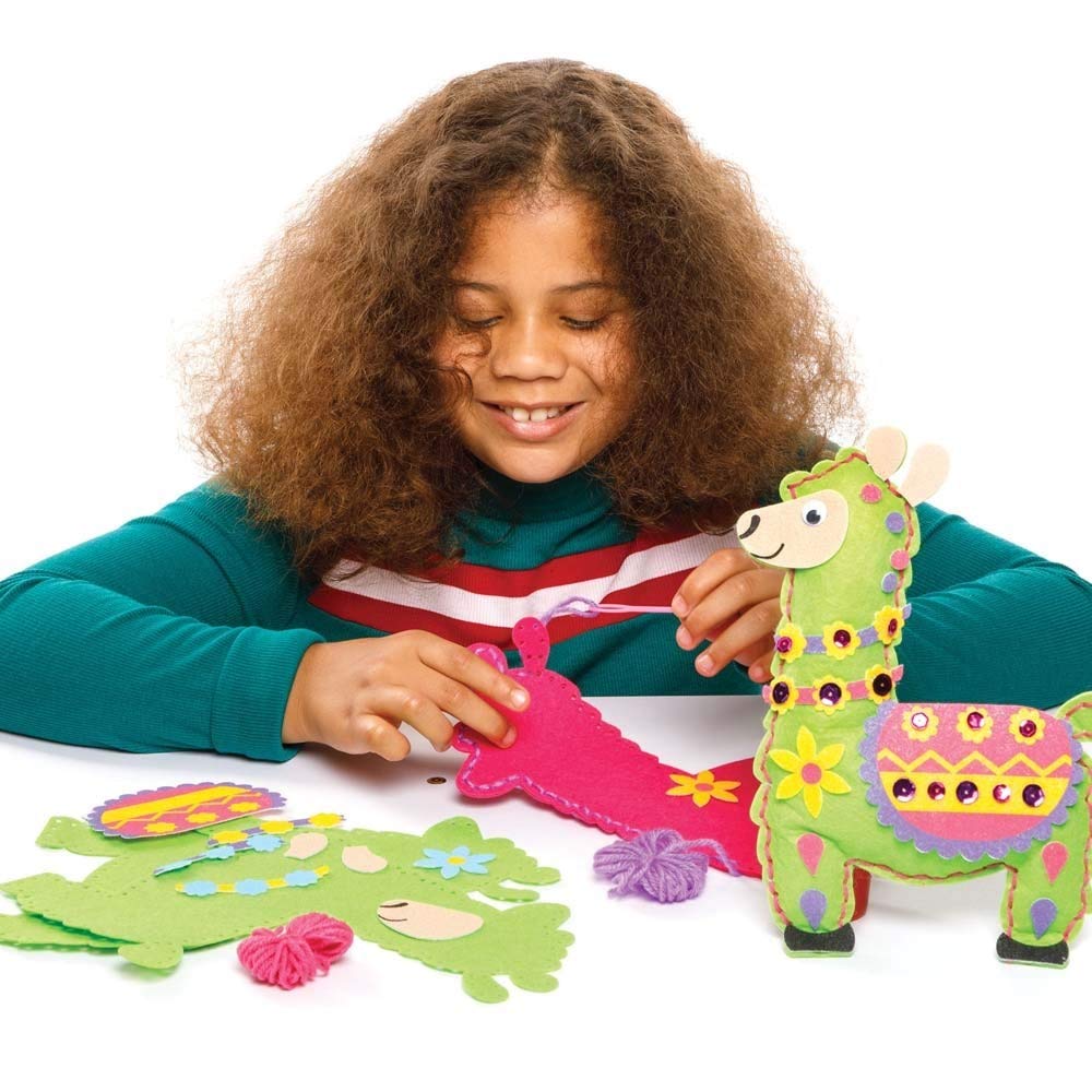 Baker Ross Kit De Cojín De Llama Para Bordar - Pack De 2 - Manualidades De Costura Fáciles Para Niños - Ideal Para Principiantes